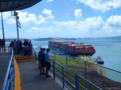 Historische Schleusenkammer der Gatún-Schleusen auf der ursprünglichen Route des Panamakanals